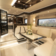 Imagen para el artículo titulado Esta autocaravana de 6,5 millones de euros esconde su propia plaza de garaje con un Bugati Chiron dentro